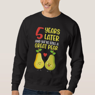 5 Jahre später sind wir immer noch eine große Birn Sweatshirt