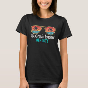5. Klasse Lehrer des Dienstes glücklich am letzten T-Shirt