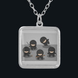 5 Kleine Ninjas Versilberte Kette<br><div class="desc">5 niedliche kleine Ninjas in verschiedenen Haltungen und mit einer Vielzahl von Waffen, darunter ein Dolch, einige Nunchucks, und werfen Sterne.</div>
