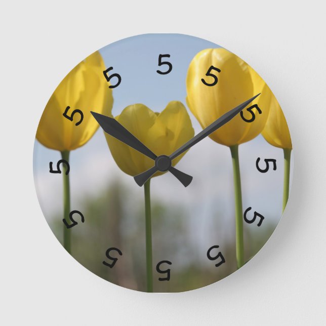 5 o'clock Yellow Tulips Wall Clock Runde Wanduhr (Vorderseite)