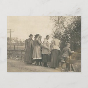 5 Personen über eine Brücke blickend Postkarte