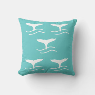 5 queues blanches sur coussin bleu turquoise