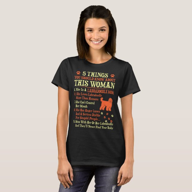 5 Sachen, die Sie über Labradoodle Mama kennen T-Shirt (Vorne ganz)