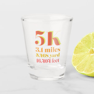 5k-Rennen Rote Laufdistanz Fetter Schriftzug Schnapsglas