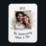5th Frame Wedding Anniversary Foto Keepake Magnet<br><div class="desc">Dieser maßgeschneiderte Magnet ist die perfekte Art,  Ihren Hochzeitsgipfel mit Ihrem personalisierten Foto zu feiern,  für einen zeitlosen Sake für die nächsten Jahre.</div>