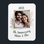 5th Frame Wedding Anniversary Foto Keepake Magnet<br><div class="desc">Dieser maßgeschneiderte Magnet ist die perfekte Art,  Ihren Hochzeitsgipfel mit Ihrem personalisierten Foto zu feiern,  für einen zeitlosen Sake für die nächsten Jahre.</div>