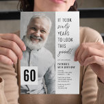 60 Chic Foto 60. Geburtstagsparty Einladung<br><div class="desc">Erleben Sie unvergessliche Momente mit unseren modernen 60. Geburtstagsfeierlichkeiten! Charakterisiert durch einen ausgeklügelten weißen Hintergrund und ein amüsantes Sprichwort - "Es hat sechzig Jahre gedauert, um so gut auszusehen!", laden diese zu einer komfortablen Textvorlage ein, die Sie leicht anpassen können. Fügen Sie das Foto des Prominenten hinzu, und Sie haben...</div>