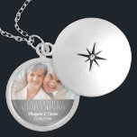 60. Diamond Wedding Annivsersary Foto Medaillon<br><div class="desc">Lade ein Foto des Jubiläums oder ein Foto ihres Hochzeitstages hoch und personalisiere mit den Namen und dem Jubiläum des Ehepaares in dieser 60. silbernen Damaske Diamond Wedding Anniversary Halskette. Ein schönes Geschenk für das Juwel einer Ehefrau von ihrem Ehemann oder ihren Kindern. Erhältlich in verschiedenen Stilen.</div>