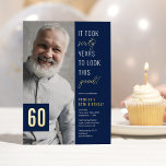 60 Foto Blue & Gold 60. Geburtstagsparty Real Folieneinladung<br><div class="desc">Feiern Sie stilvoll mit diesen modernen,  realen 60. Geburtstagsfeierlichkeiten mit einem schicken,  blauen Hintergrund,  einem Foto des Geburtstagsjungen/Mädchens,  dem lustigen Sprichwort "es hat sechzig Jahre gedauert,  so gut auszusehen!" und einer einfachen Textvorlage,  die leicht zu personalisieren ist.</div>