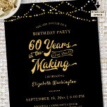 60. Geburtstag Black Gold String Lights Einladung<br><div class="desc">Mit dieser schwarzen und goldenen Einladung laden wir Sie zu einer Geburtstagsparty 60 JAHRE IN THE MAKING ein, die ein Retro-Typografie-Design beinhaltet, das ihr Geburtsjahr als Teil des Designs und der goldenen Saitenleuchten einbezieht. FARBÄNGE: Die Hintergrundfarbe kann in EDIT geändert werden. HILFE: Für Hilfe bei der Modifizierung oder Personalisierung des...</div>