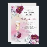 60. Geburtstag Champagner Glass Floral Geburtstag Einladung<br><div class="desc">Eine elegante,  60. Geburtstagseinladung mit einem Blumengläser,  rosa und bordeauxfarbenen Blumenmustern und einem Aquarellspülhintergrund in rosa Tönen mit elegantem Schriftmarkennamen. Stilvoll und modern.</div>