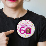 60. Geburtstag Foto rosa goldgelbe Konfetti Button<br><div class="desc">Helle bunt Konfetti zufällige Punkte Geburtstag 60. Überraschung Party-Taste. In Rosa, Rot, Korallen, Gelb und Gelb auf Weiß. Fügen Sie Ihr eigenes Geburtstagsmädchen Foto in der Mitte der 0 in 60 und anpassen Sie mit Ihrem eigenen 60 Geburtstag Mädchen Namen. Andere passende Artikel und Meilenstein Geburtstagsjahre verfügbar. Original Design von...</div>