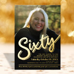 60. Geburtstag Foto-Skript Gold Folieneinladung<br><div class="desc">Sechzig fett formatierter Text mit Goldfolie oder Ihre eigene Folienfarbe. Personalisieren Sie diese 60. Geburtstags-Script-Foto-Geburtstagseinladung mit Ihren eigenen Geburtstagsfeierdetails und einem Foto Ihrer Geburtstagsfrau. Weitere Jahre und passende Artikel sind verfügbar. © Original Design von Sarah Trett für www.mylittleeden.com auf Zazzle.</div>