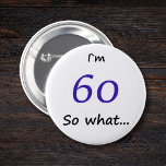 60. Geburtstag Funny ich bin 60 so was? Button<br><div class="desc">Ein toller Knopf für jemanden,  der 60. Geburtstag feiert. Es kommt mit einem lustigen Zitat,  ich bin 60,  was...  und ist perfekt für eine Person mit einem Sinn für Spaß.</div>