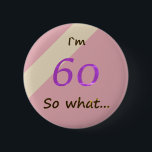 60. Geburtstag Funny Ich bin 60 so was Motivierend Button<br><div class="desc">Ein toller Knopf für jemanden,  der 60. Geburtstag feiert. Es kommt mit einem lustigen Zitat,  ich bin 60 so was,  und ist perfekt für eine Person mit einem Sinn für Spaß. Ein motivierend Knopf für sie. Die Farbtöne sind rosa,  lila und beige.</div>