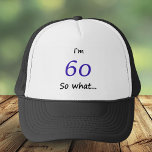 60. Geburtstag Funny ich bin 60 so was? Truckerkappe<br><div class="desc">Ein lustiges Geschenk für jemanden,  der den 60. Geburtstag feiert. Es kommt mit einem lustigen Zitat,  ich bin 60 so was,  und ist perfekt für eine Person mit einem Sinn für Spaß.</div>