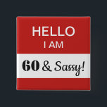 60. Geburtstag Hallo Ich bin 60 und Sassy Name Tag Button<br><div class="desc">Ein humorvolles und lustiges Geschenk für jemanden, der 60 Jahre alt wird und immer noch nüchtern ist! Das ist ein tolles Stück für den Geburtstag, der auf seiner 60. Geburtstagsfeier zu tragen ist! Sie können die Nachricht im weißen Feld ändern — tatsächlich ist der gesamte Text vollständig anpassbar, um Ihren...</div>