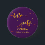 60. Geburtstag lila Goldname Datum hallo sechzig Button<br><div class="desc">Chic trendige lila Kulisse und Imitate Gold Text mit einem trendigen handgeschriebenen Stil geschrieben: hallo sechzig. Die Einrichtung ist mit goldenen Punkten gestaltet. Vorlagen für einen Namen und ein Datum, goldene Buchstaben. Elegant und modern für eine 60. Geburtstagsfeier, kann als Gefallen oder eine Save the Date Erinnerung für Ihre Gäste....</div>