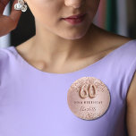 60. Geburtstag Rose Goldrot Glitzer Namensschild Button<br><div class="desc">Elegantes,  klassisches,  glamouröses Namensschild für eine 60. Geburtstagsfeier. Rose Gold und Farbverlauf. Dekoriert mit Rose Gold,  Imitat Glitzer,  Glitzern. Personalisieren und einen Namen hinzufügen. Der Name ist mit einem modernen,  dunklen Rose gefärbten Handschrift geschrieben. Nummer 60 wird mit einem Schriftart im Ballonstil geschrieben.</div>