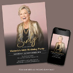 60. Geburtstag Schwarzes Gold Minimal Modernes Fot Einladung<br><div class="desc">60. Geburtstag Black Gold Minimal Moderne Foto Einladung. Die Einführung unserer modernen Minimal Meilenstein-Geburtstagseinladung, in der Klasse in zeitloser Feier auf Einfachheit trifft. Die schwarz-goldene Farbpalette strahlt Eleganz aus und schafft eine elegante Kulisse für Ihren besonderen Tag. Dieses Design umfasst Einfachheit in einem modernen Kontext und bietet eine raffinierte Ästhetik,...</div>