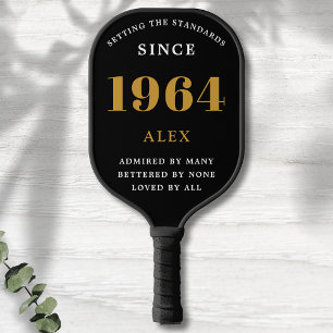 60. Geburtstagsname 1964 Black Gold Elegant Chic Pickleball Schläger