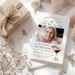 60. Geburtstagsparty Foto Espresso Martini Einladung<br><div class="desc">Das Foto des Geburtstagsfeiers steht im Mittelpunkt der Bühne dieser trendigen Märtyrer-Geburtstagsveranstaltung. Elegantes und elegantes Design mit einem Espressomartini. Ein hübscher Bogen fügt eine weibliche Touch hinzu. Der gesamte Text ist bearbeitbar.</div>