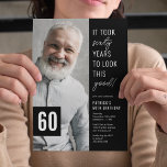 60. Geburtstagsparty-Foto in Schwarz und Weiß Einladung<br><div class="desc">Feiern Sie stilvoll mit diesen modernen Einladungen zum 60. Geburtstag mit einem stilvollen schwarzen Hintergrund,  einem Foto des Geburtstagsjungen/-mädchens,  dem lustigen Sprichwort "es hat sechzig Jahre gedauert,  so gut auszusehen!" und einer einfachen Textvorlage,  die leicht zu personalisieren ist.</div>