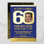 60. Geburtstagsparty mit blauen Goldfolie Foto Bie Folieneinladung<br><div class="desc">Kühne einfache grafische Say Cheers mit Bieren dunkelblau, und Gold-Folie oder Ihre eigene Folie Farbe Foto Vorlage 60. Geburtstag Party Einladung. Personalisieren Sie diese Meilenstein-Geburtstagseinladung mit Ihren eigenen Geburtstagsfeierdetails, und ein Foto Ihres Geburtstagsjungen oder -mädchens in der Mitte der 0 in 60 und ein komplettes Foto auf der Rückseite. Andere...</div>