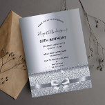 60. Geburtstagsparty Silberfunkel Einladung Postkarte<br><div class="desc">Eine moderne, stilvolle und glamouröse Einladung zur 60. Geburtstagsfeier einer Frau. Ein silbermetallischer Hintergrund mit eleganten Imitaten silberner Bogen, Band und Funkeln. Der Name ist mit einem modernen, schwarzen Handschrift geschriebenen Stil geschrieben. Vorlagen für Ihre Party-Details. Tipp: Wenn Sie es nicht so gewollt haben, dass es wie eine Postkarte aussieht,...</div>