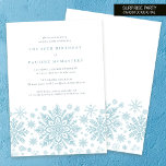 60. Geburtstagsüberraschung Party Blaue Schneefloc Einladung<br><div class="desc">Sehr elegante blaue Aquarellschneeflocken schaffen einen hübschen Rahmen am Ende dieser Erwachsenengeburtseinladung. Modernes und minimalistisches Design hat ein offenes und luftiges Ambiente. Die zeitgenössische Ästhetik wird Menschen jeden Alters ansprechen.</div>