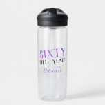 60 HELL YEAH! Personalisiert Funny 60. Geburtstag Trinkflasche<br><div class="desc">Mit dieser kühnen und personalisierten "SIXTY HELL YEAH!"-Wasserflasche mit lila und klassischer schwarzer Schrift machen Sie sechzig unvergesslich. Es ist das perfekte Geschenk für jeden, der die großen 6-0 mit Zuversicht und Klasse trifft. Diese elegante Flasche ist mit einem Namen versehen und eignet sich ideal für Geburtstagsfeiern, Gymnastikveranstaltungen oder alltägliche...</div>