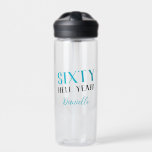 60 HELL YEAH! Personalisiert Funny 60. Geburtstag Trinkflasche<br><div class="desc">Bleibe hydriert und unglaublich witzig mit dieser "SIXTY HELL YEAH!" personalisierte Geburtstagswasserflasche! Kühne, bestärkend und ein bisschen frech - genau wie sechzig werden sollten. Mit einem lebendigen, türkisfarbenen und schwarzen Text mit Platz für einen individuelle Name ist es das ideale Geschenk für alle 60-jährigen, die stolz auf ihr Alter sind...</div>