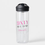 60 HELL YEAH! Personalisiert Funny 60. Geburtstag Trinkflasche<br><div class="desc">Feiern Sie mit erbittertem Flair sechzig! Diese "SIXTY HELL YEAH!" personalisierte Wasserflasche in fett rosa und klassisch schwarz sagt es laut — 60 ist etwas, worüber man jubeln sollte. Ob zum Training, zur Geburtstagshydration oder im Alltag - diese Flasche ist der perfekte Begleiter für ein fantastisches Meilenstein-Jahr. Fügen Sie einen...</div>