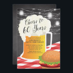 60 Jahre 60. Geburtstagsfeier Einladung<br><div class="desc">Feiern Sie Ihren 60-jährigen Geburtstag mit einem Grillabend mit einer Bierbrauerei und einem Set auf einem beliebten Chalkboard-Hintergrund mit Hängeleuchten aus Mason</div>