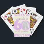 60 Jahre Spielkarte-Set des Geburtstages Spielkarten<br><div class="desc">Spaßblick,  der 60 und jung noch schauen ist. Damenrosa und -damast addieren Ihre eigenen Spielkarten des Fotos.</div>
