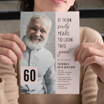 60 Modernes Foto 60. Geburtstagsparty Einladung<br><div class="desc">Erleben Sie unvergessliche Momente mit unseren modernen 60. Geburtstagsfeierlichkeiten! Charakterisiert durch einen ausgeklügelten rosa Hintergrund und ein amüsantes Sprichwort - 'Es hat sechzig Jahre gedauert, so gut auszusehen!', laden diese zu einem komfortablen Textvorlage ein, das Sie leicht anpassen können. Fügen Sie das Foto des Prominenten hinzu, und Sie haben eine...</div>