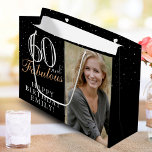60 und fabelhafte Elegant Black 60. Geburtstag Fot Große Geschenktüte<br><div class="desc">60 und fabelhafte Elegant Black 60. Geburtstag Foto Geschenktasche. 60 und fabelhafter Text in trendigem Skript mit einem Namen auf schwarzem Hintergrund. Personalisieren Sie es mit Ihrem Foto,  Namen und Alter. Es ist eine großartige personalisierte Foto Geschenktasche für den Geburtstag einer Frau.</div>