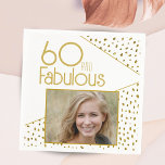 60 und fabelhafte Gold Glitzer Foto 60. Geburtstag Serviette<br><div class="desc">60 und fabelhafte Gold Glitzer Foto 60. Geburtstag Napkins. Modernes Design mit trendiger Typografie und Imitaten Gold Glitzer Spots. Machen Sie für sie Ihre eigenen 60. Geburtstagsfeier-Servietten.</div>