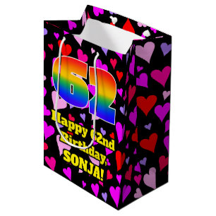 62. Geburtstag: Loving Hearts Pattern, Regenbogen Mittlere Geschenktüte