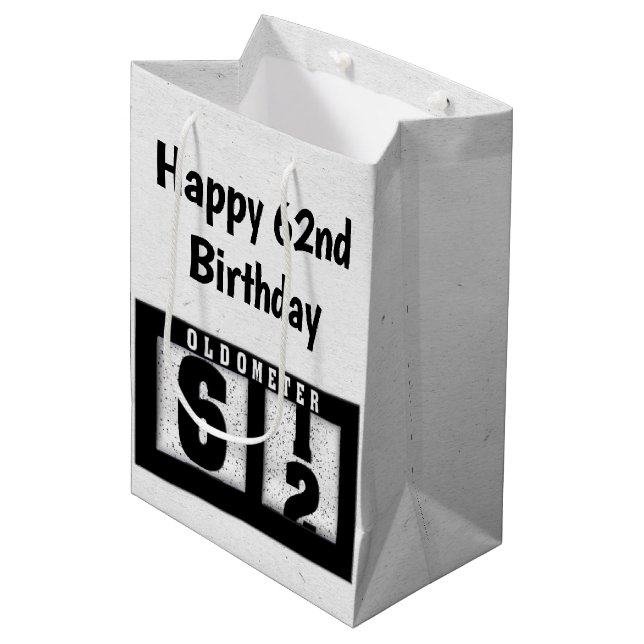 62. Geburtstag Schwarzes Odometer Mittlere Geschenktüte (Vorderseite Schrägansicht)
