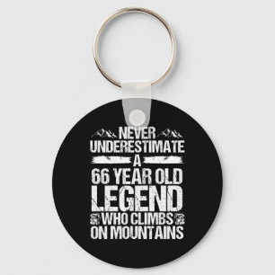 66. Geburtstag Unterschätze niemals Hiking-Legende Schlüsselanhänger