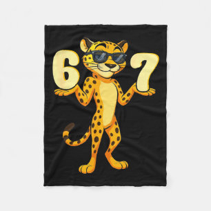 67 Cheetah Meme Six Seven Hände Bewegung Kinder Ju Fleecedecke