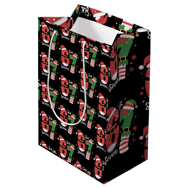 67 Meme Six Seven Elf Christmas Santa Hat Mittlere Geschenktüte (Rückseite Schrägansicht)
