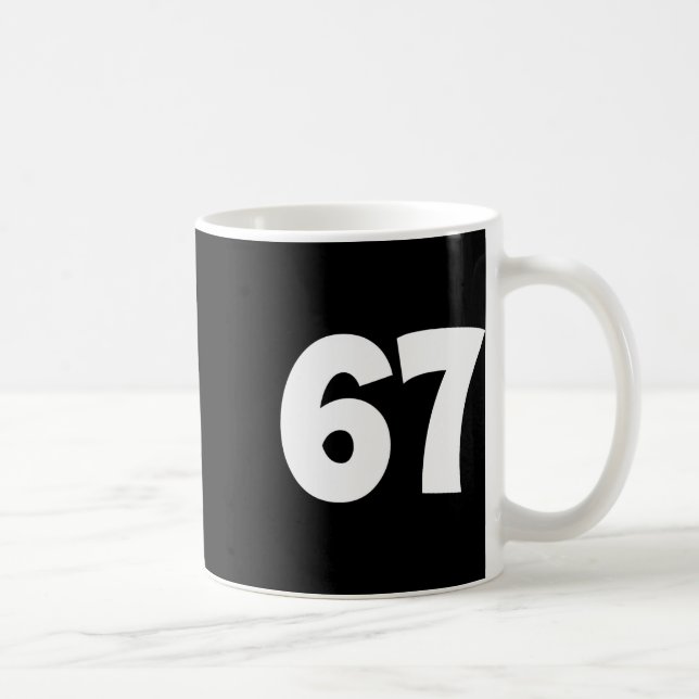 67 Nummer Siebenundsechzig Lustiger Meme Schule Te Kaffeetasse (Rechts)
