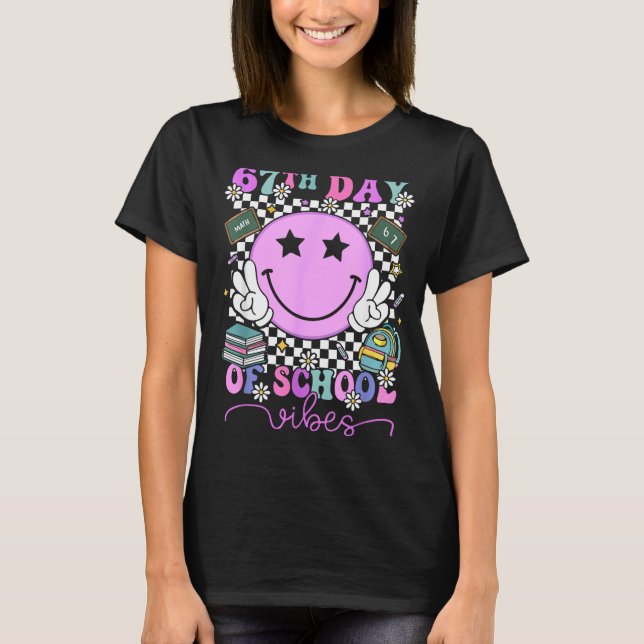 67th Day Of School Vibes Groovy Retro 100 Days Of  T-Shirt (Vorderseite)