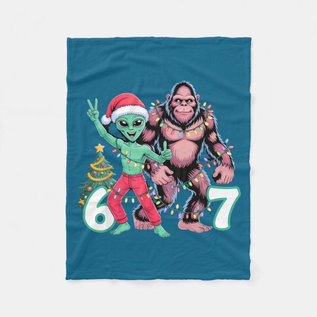 6 7 Meme Christmas Alien Sasquatch Six Seven Fun  Fleecedecke (Vorderseite)