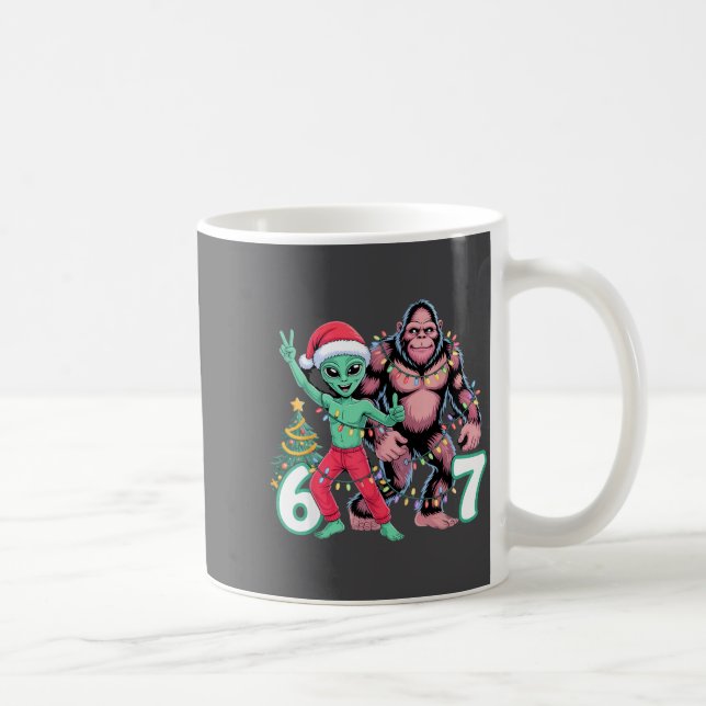 6 7 Meme Christmas Alien Sasquatch Six Seven Fun  Kaffeetasse (Rechts)