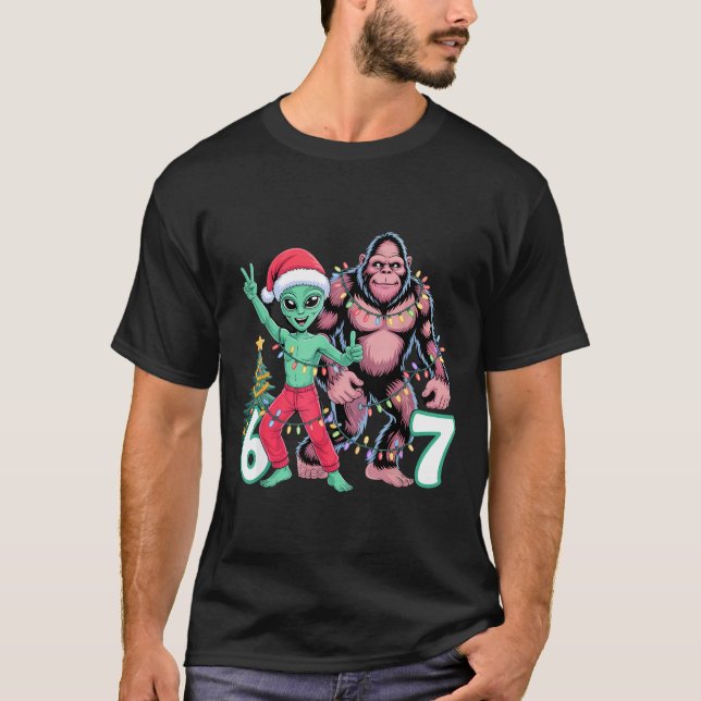 6 7 Meme Christmas Alien Sasquatch Six Seven Fun  T-Shirt (Vorderseite)