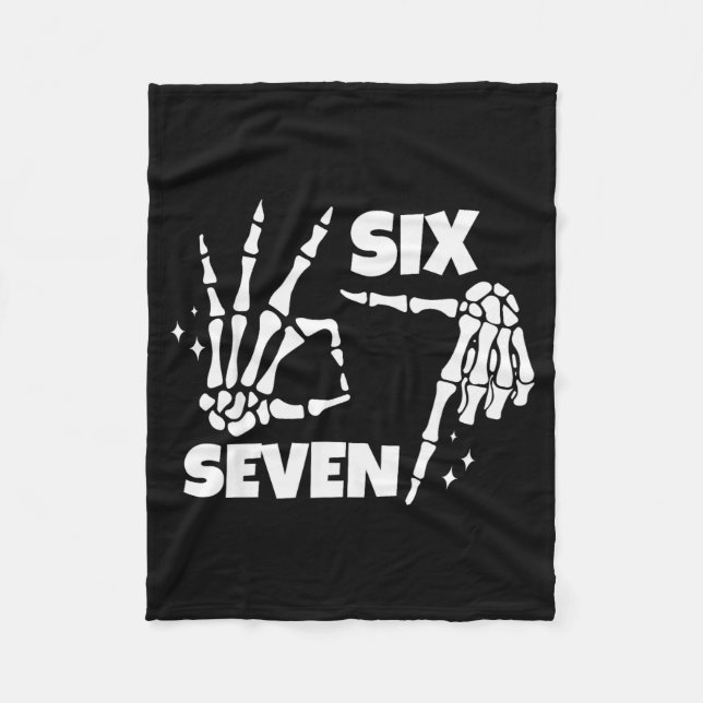 6 7 Meme Funny Skeleton Hands Halloween Couples Si Fleecedecke (Vorderseite)