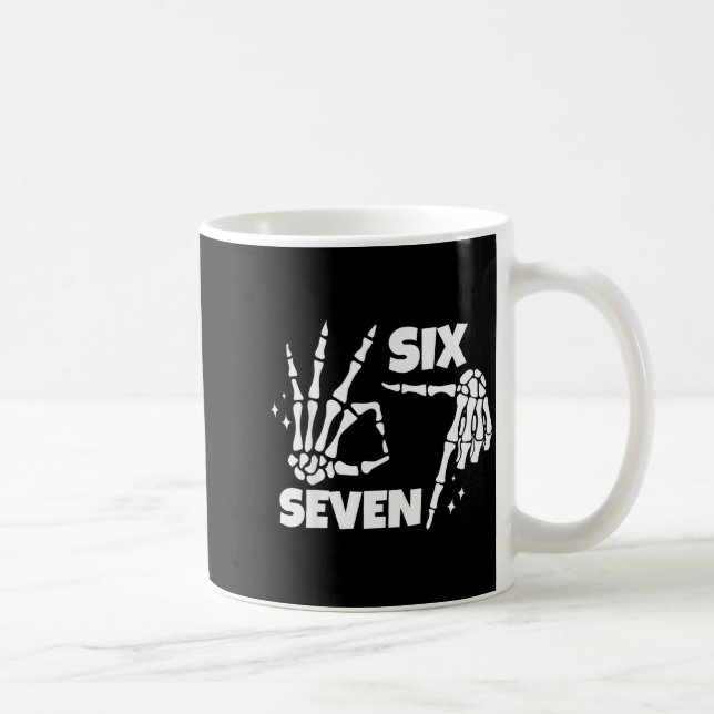 6 7 Meme Funny Skeleton Hands Halloween Couples Si Kaffeetasse (Rechts)